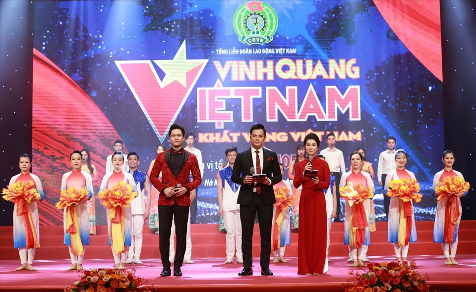Sáng 17/11, tại Hà Nội đã diễn ra Chương trình Vinh Quang Việt Nam năm 2021 với chủ đề “Khát vọng Việt Nam”, đã tôn vinh 3 tập thể và 6 cá nhân tiêu biểu trong phong trào thi đua lao động sáng tạo của cả nước. (Nguồn ảnh: laodong.vn)